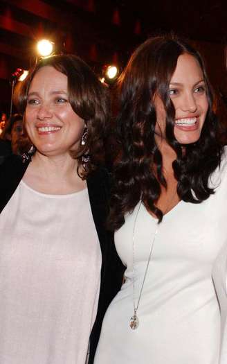 Marcheline Bertrand (esq.), mãe de Angelina Jolie (dir.), morreu aos 56 anos, em 2007