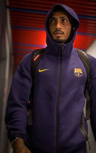 Raphinha se desculpou por gesto de roubo após eliminação do Barcelona na Champions.