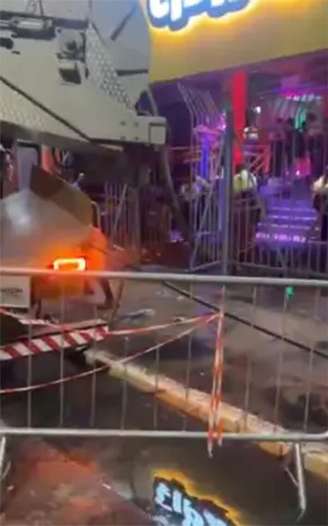 Dois caminhões hidrojato da Prefeitura foram acionados imediatamente.