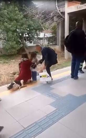 Vídeo mostra homem retirando a menina dos trilhos após a passagem do trem; ViaMobilidade diz estudar medidas para reduzir o vão entre a plataforma e a composição