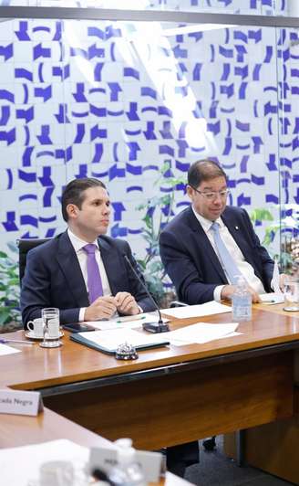 Plenário da Câmara dos Deputados durante sessão; parlamentares articulam texto unificado sobre proteção de crianças na internet