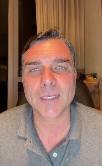 Flávio Bolsonaro durante live nesta sexta-feira, 30, após fugir para os Estados Unidos