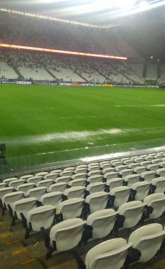 Situação do gramado da Arena Corinthians no intervalo da partida contra o Santo André (Yago Rudá)