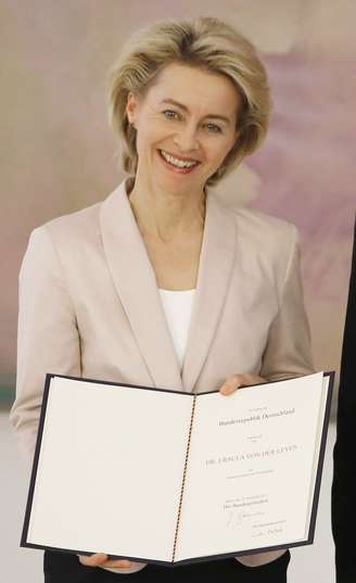 Ursula von der Leyen mostra a carta de indicação para o cargo que recebeu nesta terça-feira, em Berlim