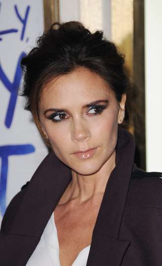 <p>Victoria Beckham teria feito algum tipo de preenchimento labial, segundo cirurgião plático</p>