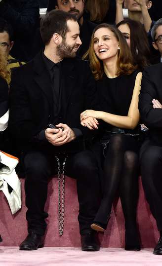 <p>Natalie Portman e o marido, Benjamin Millepied, assistiram ao desfile da Dior na fila A</p>