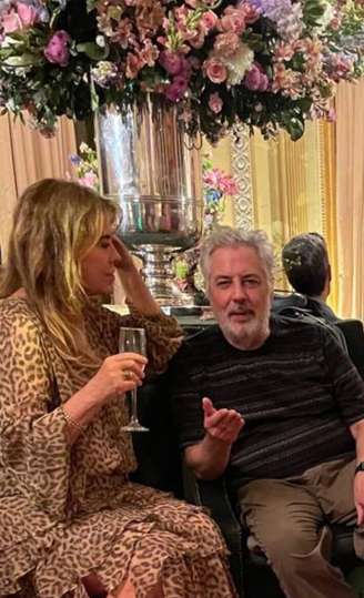 Roberto de Carvalho, viúvo de Rita Lee, ao lado de Lilibeth Monteiro em festa de Lucinha Araújo em 1.º de agosto de 2026.