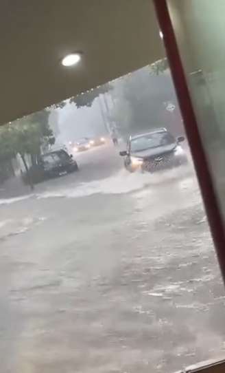 Chuva de cabeceira causa alagamento em São Sebastião, no litoral norte de SP.