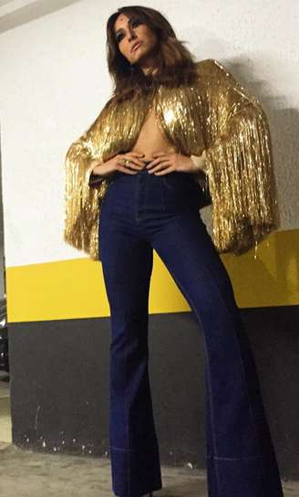 Será que Sabrina Sato ia para uma festa temática dos anos 70? Tomara que sim, pois para usar essa blusa dourada cheia de franjas e calça flare, só mesmo vestida a caráter. A blusa lembra bandô de cortina, com tantas tiras brilhantes. E cortina com gosto duvidoso. A calça flare está em alta, mas as duas peças juntas ficaram over