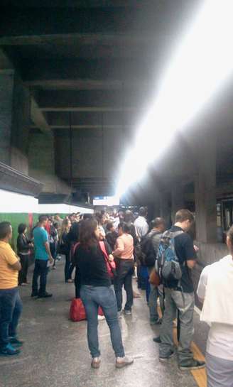 <p>Plataforma da estação Conceição ficou cheia devido ao problema na estação Jabaquara</p>