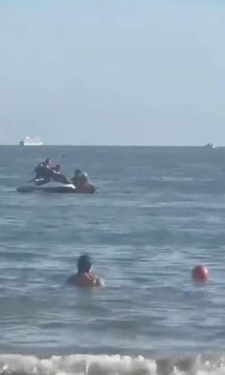 Ladrões de jet ski assaltam casal que fazia passeio de caiaque em São Vicente (SP)