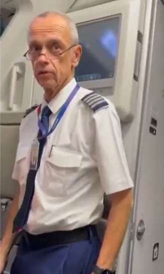 Piloto é preso dentro de avião no aeroporto de Congonhas suspeito de manter rede de abuso sexual infantil Segundo as investigações, ele levava para motéis menores de idade com documento falso. Uma mulher de 55 anos também foi presa acusada de aliciar as próprias netas.