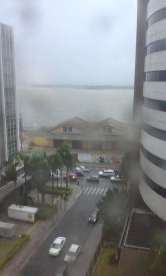 Calor e sol deram lugar à chuva com vento e neblina