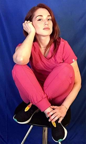 Atriz de Os Feiticeiros de Waverly Place vira enfermeira para enfrentar covid-19