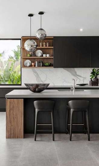 1. Decoração de cozinha planejada de luxo preta e branca com detalhes em dourado – Foto: Futurist Architecture