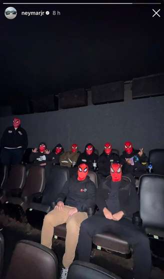 Neymar reuniu os amigos para uma sessão temática do filme do Homem-Aranha –