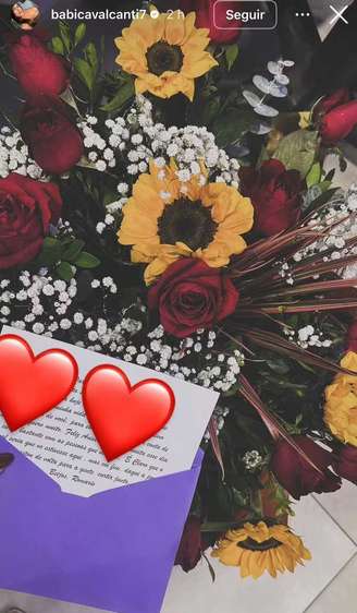 Buquê de flores e bilhete enviado por Romário à estudante Bárbara Cavalcanti –
