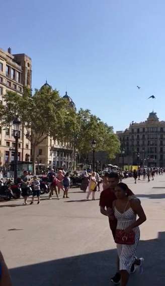 Pessoas fogem depois que um furgão bateu em pedestres perto da avenida Las Ramblas, no centro de Barcelona.