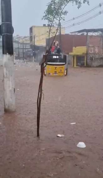 08/01/2026 - Alagamento deixa ônibus ilhado na Rua Inácio Monteiro, Cidade Tiradentes. Reprodução/TV Globo