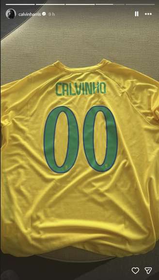 O DJ escocês Calvin Harris se apresentou no bloco do pré-carnaval com camisa da seleção brasileira