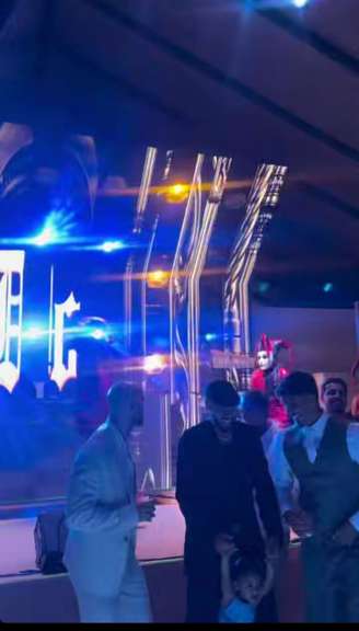 Neymar com a filha em festa de Medina