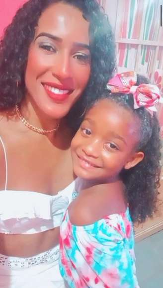 Isabella Nascimento com a filha. "Minha transição de gênero foi respeitosa com ela"