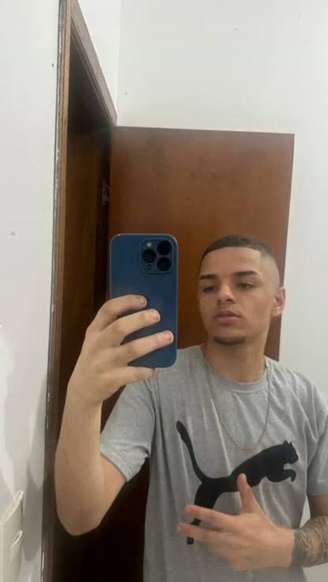 Um jovem de 20 anos foi morto após ser baleado por quatro policiais militares durante uma abordagem na madrugada deste sábado, 10.