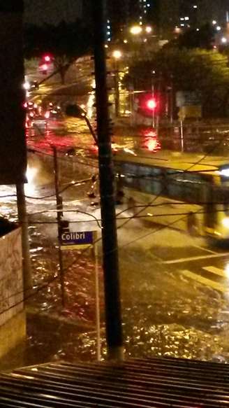 <p>Chuva alagou a avenida São Miguel, na altura da rua Colibri</p>