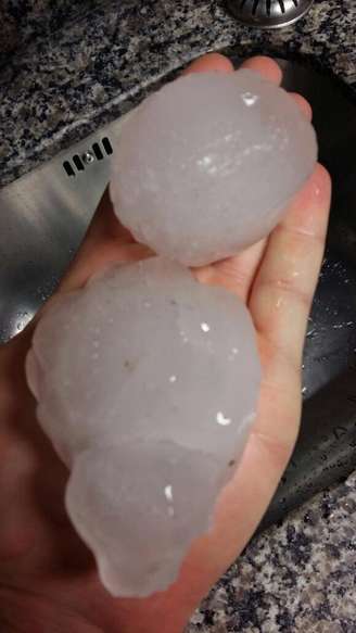 Em algumas cidades, o granizo chegou a formar pedras de gelo do tamanho de bolas de tênis.