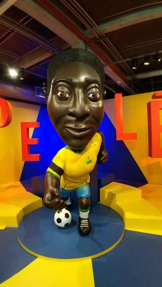 No Museu do Futebol (SP), boneco de Pelé com braçadeira preta (Foto: José Mota/Museu do Futebol/Divulgação)