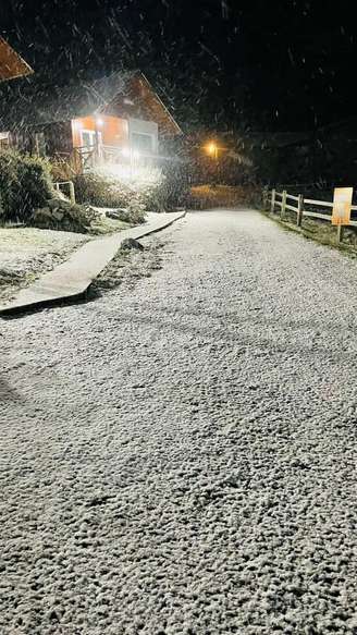 As casas ficaram cheias de neves em Santa Catarina 