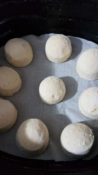 Pão de queijo congelado pode ser assado direto no forno ou feito na airfryer