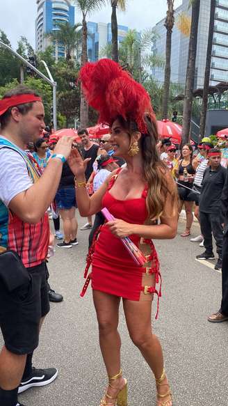 Nicole atendeu fãs antes de bloco em SP