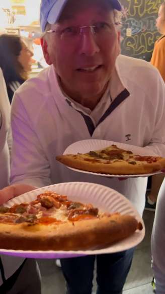 Textor compra pizza em bar nos Estados Unidos –