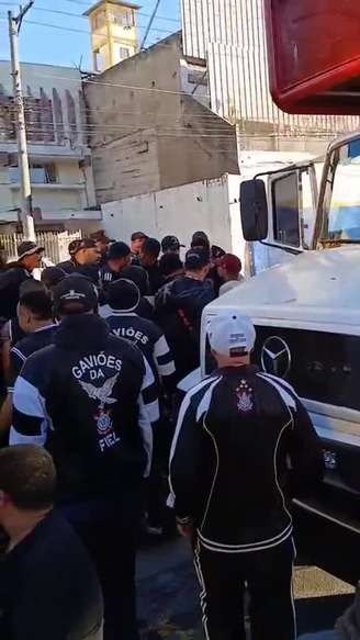 Corintianos se irritaram com caminhão que tocou hino do Palmeiras e do Vasco durante votação de impeachment.
