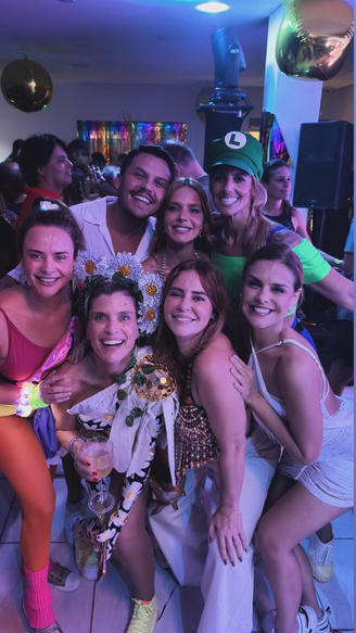 Juliana Silveira, Mariana Nogueira, Monique Alfradique, Paolla Oliveira e Paloma Bernardi estiveram na festa entre amigos pós-carnaval