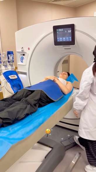 Jessie J aparece em hospital após bater a cabeça durante turnê na China