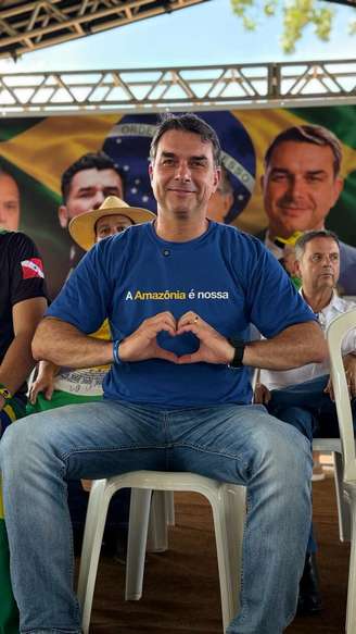 Flávio Bolsonaro usou camisa "A Amazônia é nossa", durante agenda no Pará