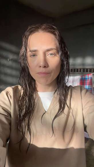 Letícia Colin nos bastidores de gravação em presídio desativado