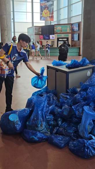Japoneses colocam lixo em pilhas organizadas na saída do jogo contra o Brasil