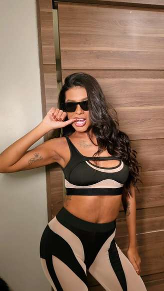 Pocah passa por susto após palco ceder durante show em Minas Gerais
