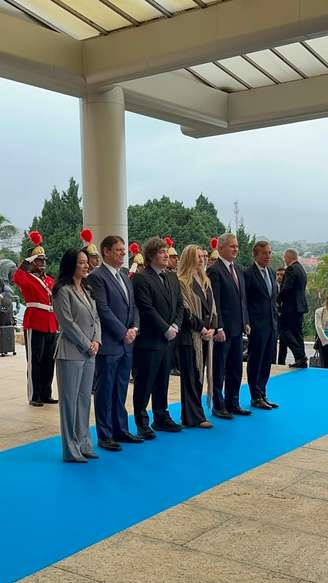 Tarcísio e a primeira-dama do Estado de São Paulo, Cristiane Freitas, ao lado de Javier Milei, da secretária-geral da Presidência argentina Karina Milei, do ministro de Relações Exteriores, Comércio Internacional e Culto, Pablo Quirno, e do cônsul-geral da Argentina em São Paulo, Luis María Kreckler.