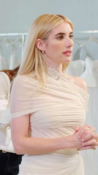 Vestido de noiva de Emma Roberts foi assinado pela estilista Monique Lhuillier