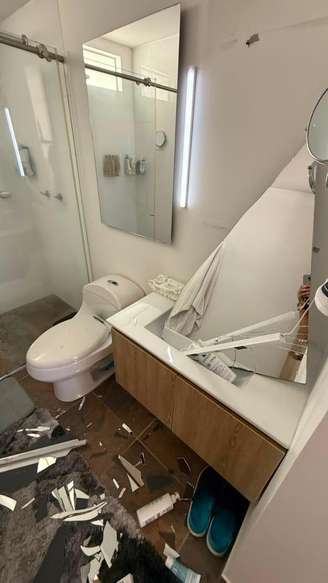 O banheiro do apartamento de Molina após o terremoto