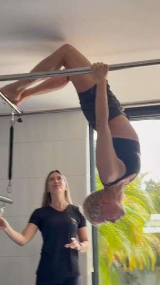 Xuxa mostra treino de pilates