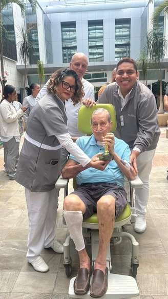 Carlos Alberto Parreira recebe alta após três meses internado: ‘Fico agradecido por esse carinho'.
