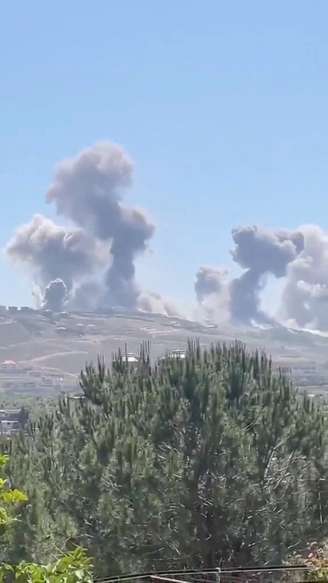 Fumaça após ataques na cordilheira Ali al-Taher, em Nabatieh, no Líbano, em captura de tela obtida de  vídeo publicado nas redes sociais 
22 de agosto de 2026
Redes sociais/via REUTERS 