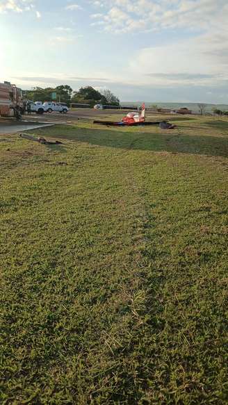 Aeronave caiu na pista do Aeroporto Tangará logo após levantar voo, informou o Corpo de Bombeiros