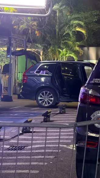 Carro em que estaria uma bomba no estacionamento da Band.