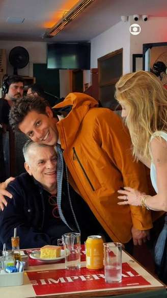 Chay Suede com Walcyr Carrasco nos bastidores da novela 'Quem Ama Cuida'